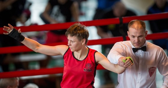 Ewelina Wicherska (54 kg) i Kinga Siwa (64 kg) awansowały do strefy medalowej odbywających się  w Bukareszcie mistrzostw Europy w boksie. W ćwierćfinale odpadła Karolina Michalczuk (60 kg).