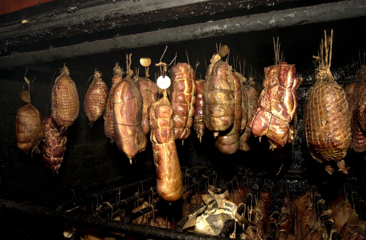 Wyroby tradycyjne nie będą podlegać unijnym przepisom o szkodliwości wędzenia. Obietnicę wprowadzenia takiego zapisu do unijnego rozporządzenia - które w praktyce zakazuje wędzenia - otrzymał od urzędników z Komisji Europejskiej minister rolnictwa Marek Sawicki. 