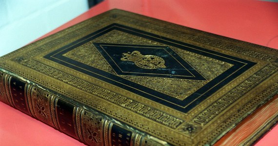 W Rosji zatrzymano pułkownika i dwóch oficerów Federalnej Służby Bezpieczeństwa. Funkcjonariusze sześć lat temu ukradli z sejfu uniwersyteckiej biblioteki XV- wieczną Biblię Gutenberga. Mężczyźni wpadli przy próbie sprzedaży starodruku. 