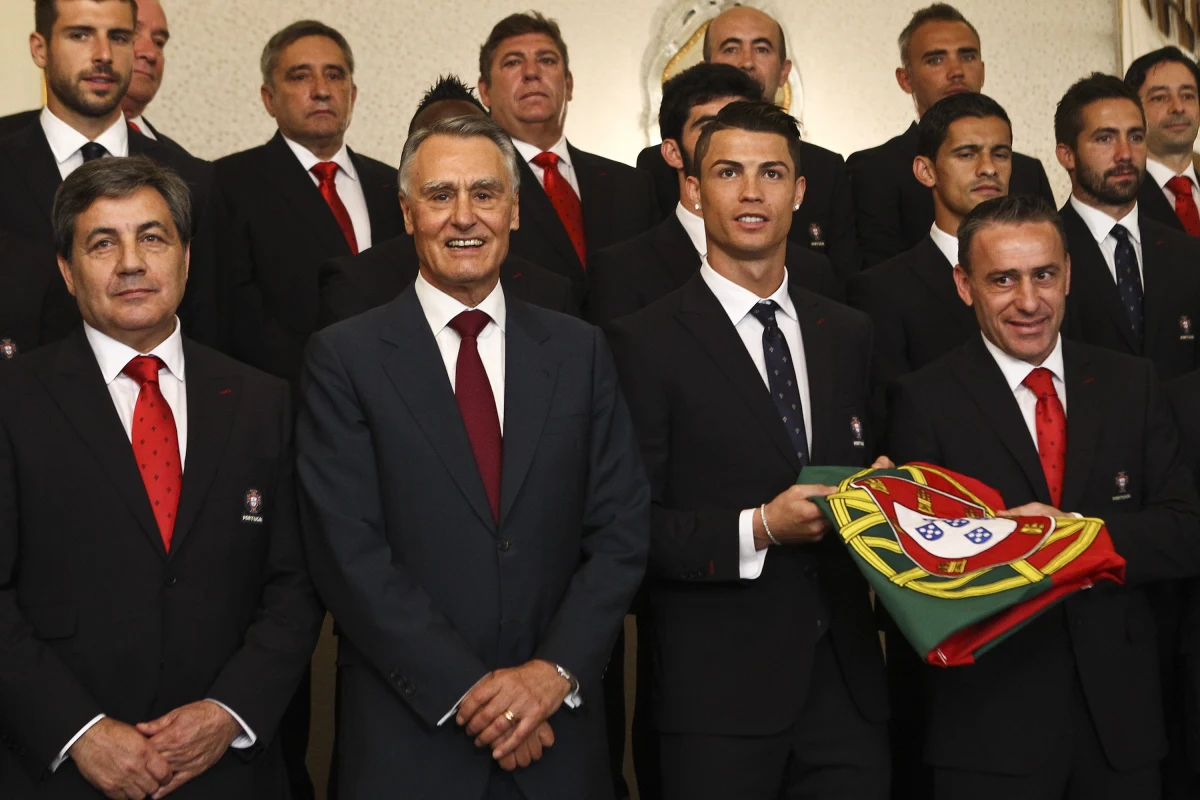 Portugalczycy są od ładnych kilku lat wymieniani w szerokim gronie kandydatów do największych sukcesów – głównie za sprawą Criastiano Ronaldo. I choć w eliminacjach potrafią zawodzić – na brazylijski mundial awansowali dopiero po barażach, to na wielkich imprezach się rozkręcają. Na MŚ 2006 zajęli 4. miejsce. Na dwóch ostatnich imprezach przegrywali z późniejszymi mistrzami, czyli Hiszpanami. Tak było na mundialu w RPA (1/8 finału) i na Euro 2012 (półfinał).