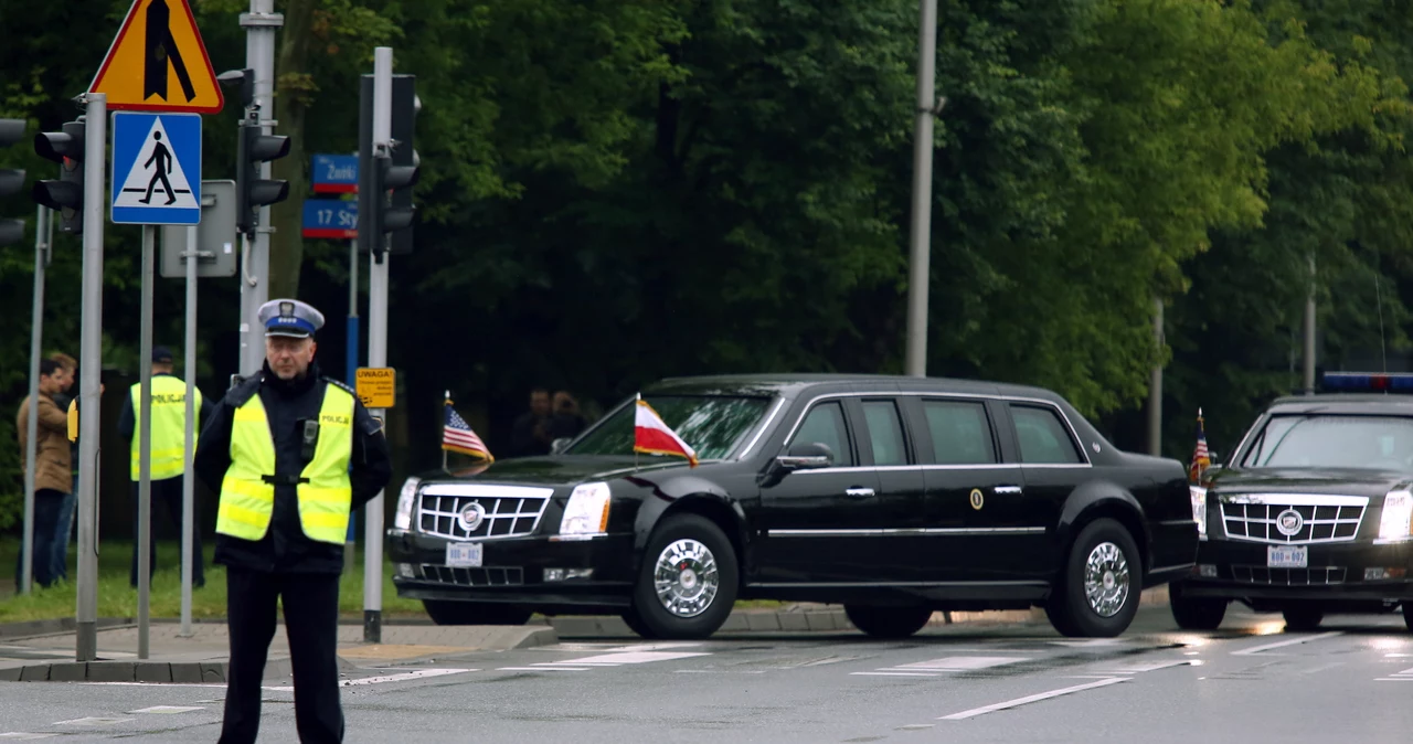 Przejazd "Bestii" - Cadillaca One z prezydentem Stanów Zjednoczonych Barackiem Obamą ulicami Warszawy