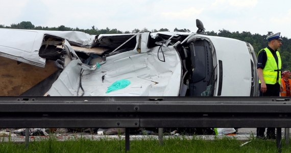 Do tragicznego wypadku doszło na autostradzie A4 między Opolem a Katowicami. Na wysokości Krapkowic na Opolszczyźnie bus najechał na drugi tego typu pojazd, należący do służby drogowej. W wypadku zginęło siedem osób, pięć kolejnych zostało rannych. Wśród ofiar są obywatele Ukrainy. Autostrada A4 jest już przejezdna. 