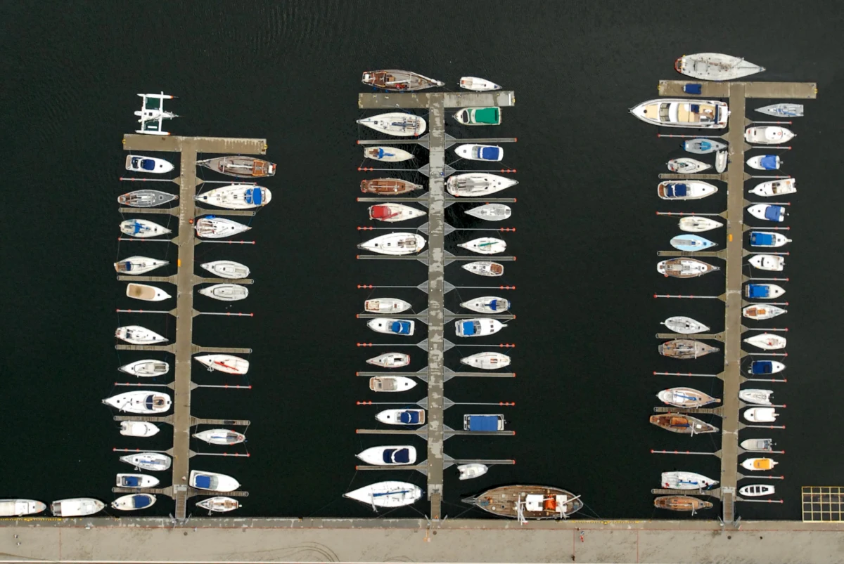 W Gdyni ruszyły dziś prace przy pogłębianiu toru podejścia do mariny. Trzeba je wykonać, bo ze względu na osadzający się w kanale piasek pływanie tam nie jest bezpiecznie. Zyskać mają na tym nie tylko żeglarze, ale i plażowicze.