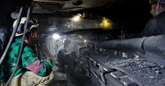 "Górnicy w kopalni Sośnica-Makoszowy pracowali przy stężeniu metanu pięciokrotnie przekraczającym dopuszczalną normę, bo ich przełożeni chcieli nadrobić zaległości" - ujawnia "Gazeta Wyborcza". "Kierownicy mają nad górnikami władzę – mogą odesłać ich do najgorszych robót albo nie zgodzić się
na przyjście do pracy w lepiej płatne dni świąteczne" - podkreśla.