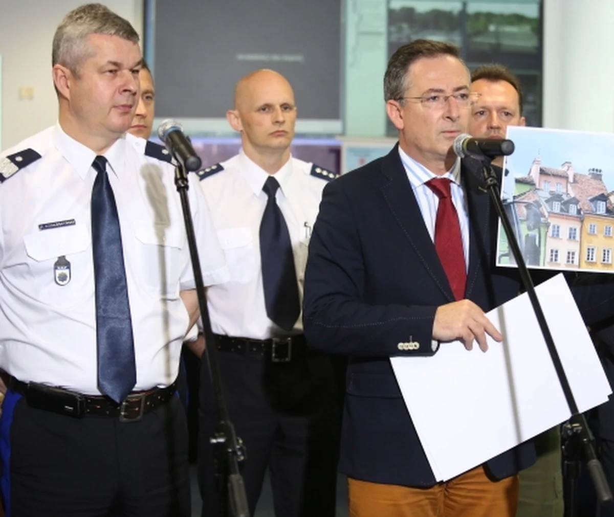 Niejasne i sprzeczne są informacje ws. alkoholowej afery z udziałem wysokich rangą funkcjonariuszy Komendy Stołecznej Policji. Naczelnik wydziału ds. terroru kryminalnego, jego zastępca i naczelnik wydziału kryminalnego KSP stracili stanowiska, bo przyłapano ich pijanych w czasie operacji "Jubileusz", czyli zabezpieczenia obchodów rocznicy wyborów z 4 czerwca 1989. Reporter RMF FM Mariusz Piekarski dopytywał, jakie funkcje pełnili w czasie tej operacji.