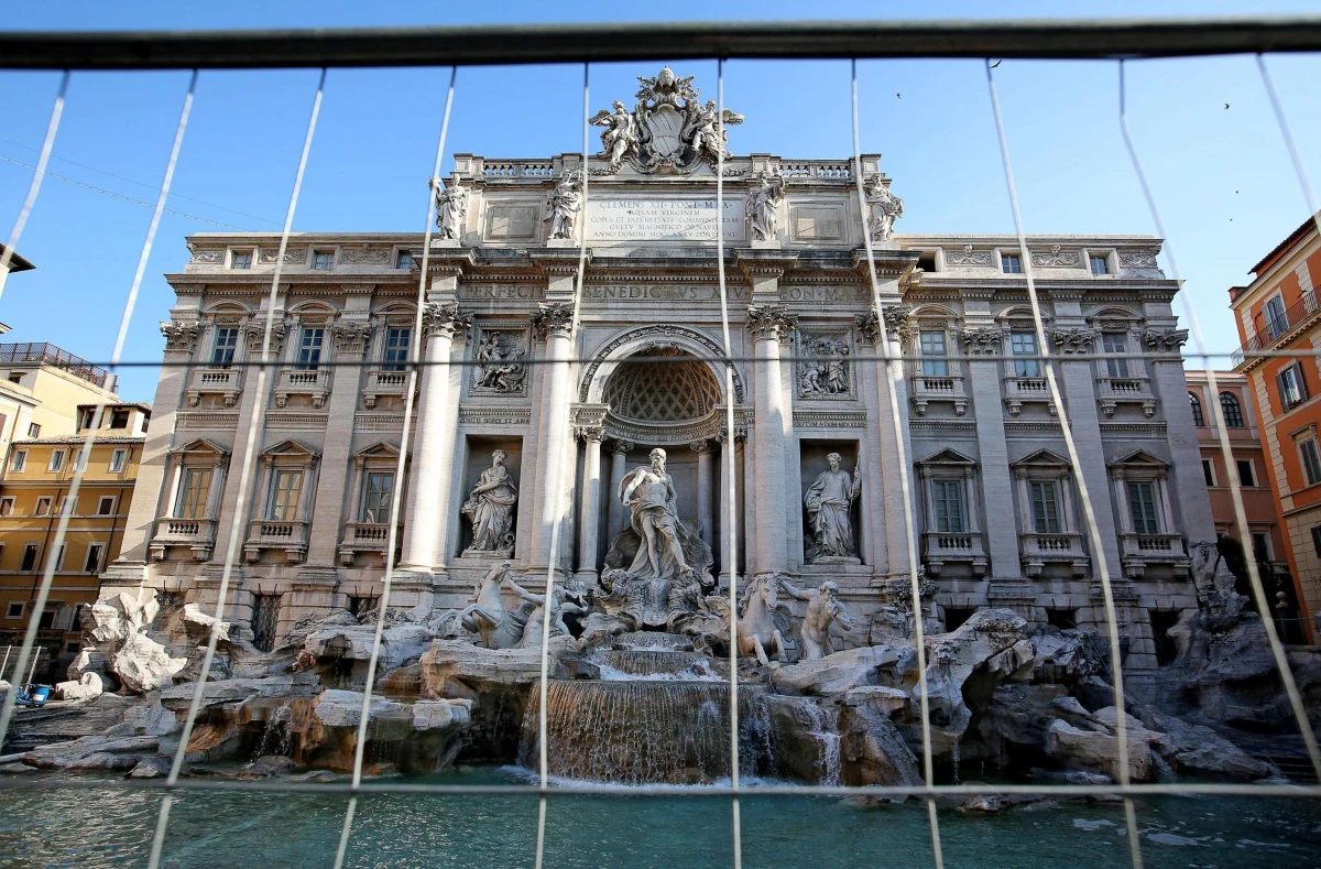 Przezroczysty pomost ponad taflą wody - to będzie największa atrakcja rozpoczętego właśnie wielkiego remontu słynnej rzymskiej fontanny di Trevi. To pierwsze tak spektakularne prace przy odnowie tegozabytku.