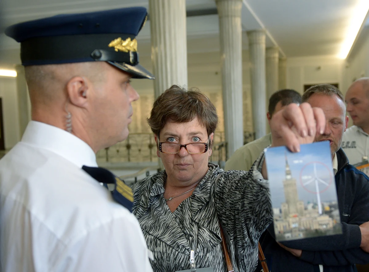 Nocna akcja straży marszałkowskiej w Sejmie. Jak informuje reporter RMF FM Krzysztof Zasada, siłą wyprowadzono z budynku parlamentu siedmiu protestujących ekologów.