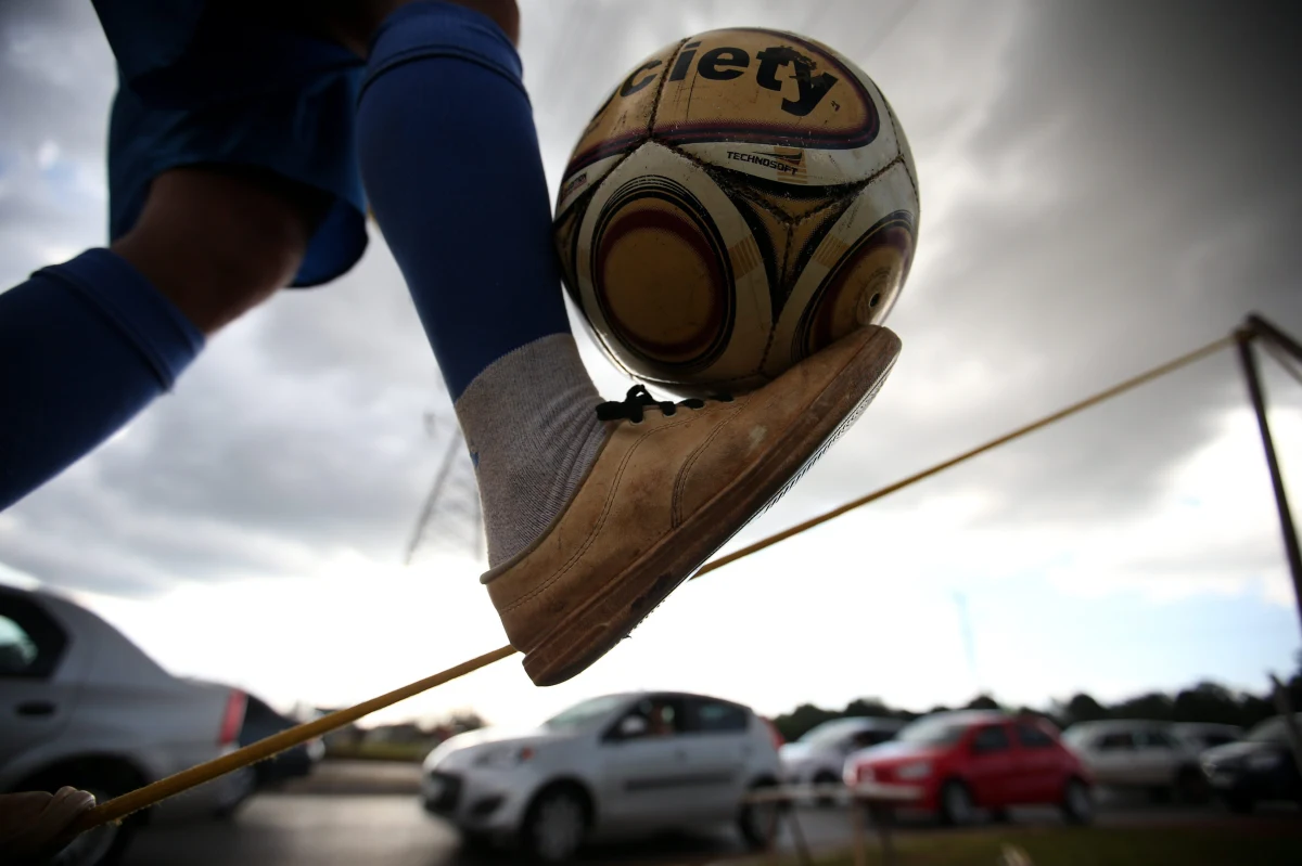 Wielkie oczekiwania Amerykanów, którzy zawsze przed mundialem zaczynają bardziej interesować się soccerem, skończyły się tuż po losowaniu grup. Teraz marzeniem nie jest ćwierćfinał, a co najwyżej wyjście z grupy. Portugalia, Niemcy i Ghana mogą jednak te plany storpedować. Amerykanie liczą na kunszt trenerski Jurgena Klinsmanna. Na boisku jednak może zabraknąć argumentów. Burzę w USA wywołał już brak powołania dla najbardziej doświadczonego napastnika Landona Donovana. 