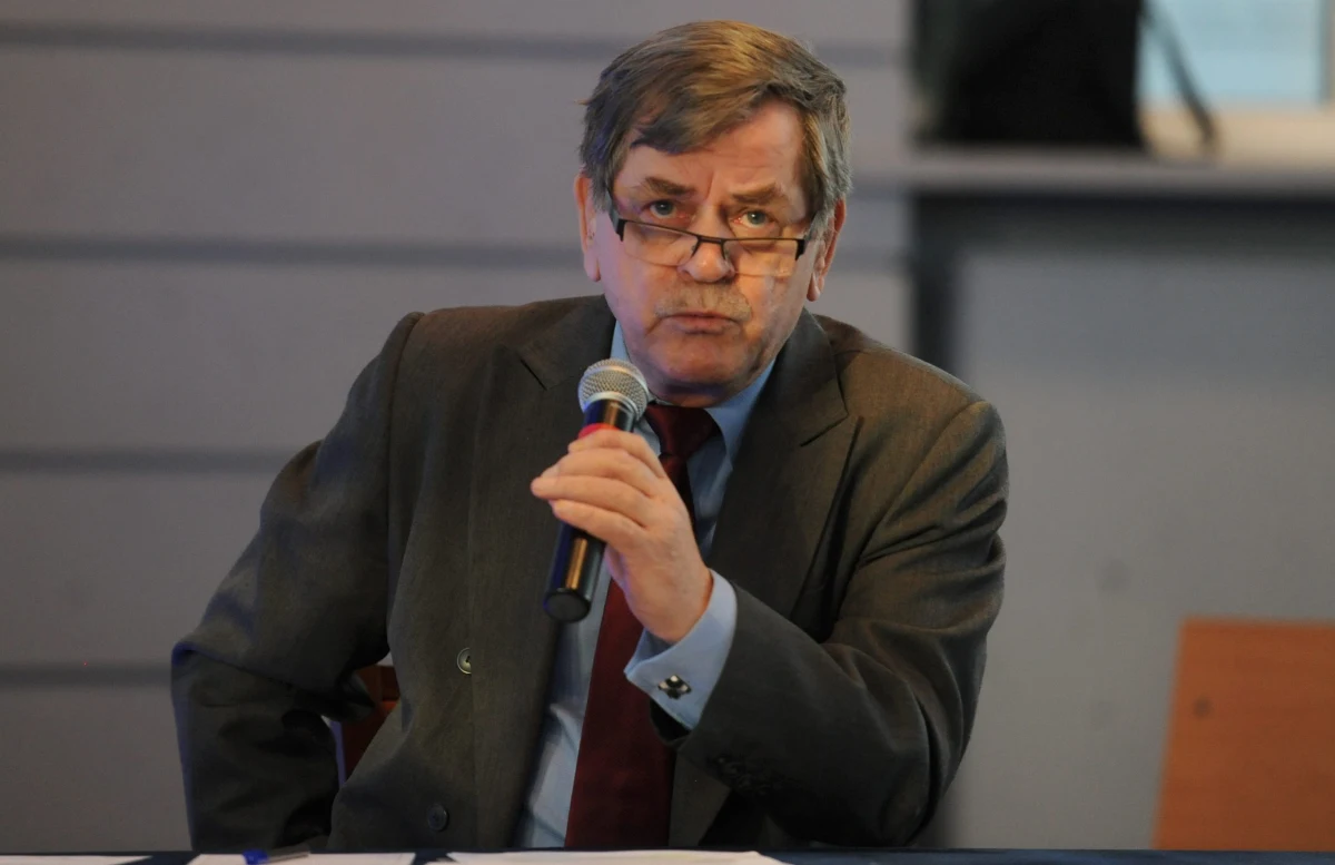 "Niepokoi mnie w wypowiedzi pana ministra jedna kwestia. Jesteśmy dwa dni po "incydencie", a pan minister mówi, że trwa postępowanie. Z punktu widzenia oddziaływania na wizerunek policji, ale także na postawy innych policjantów, już dawno powinno być po postępowaniu. Już dawno powinny być jasne decyzje" - mówi w rozmowie z Markiem Balawajdrem były szef MSWiA Krzysztof Janik. Komentuje w ten sposób wypowiedź Bartłomieja Sienkiewicza. Szef MSW pytany o konsekwencje dla pijanych policjantów, którzy odpowiadali za ochronę wizyty amerykańskiego prezydenta w Polsce, powiedział, że "nie jest to jego sprawa". "To jest sprawa postępowania dyscyplinarnego, które toczy się wewnątrz korpusu" - podkreślał w Kontrwywiadzie RMF FM. 