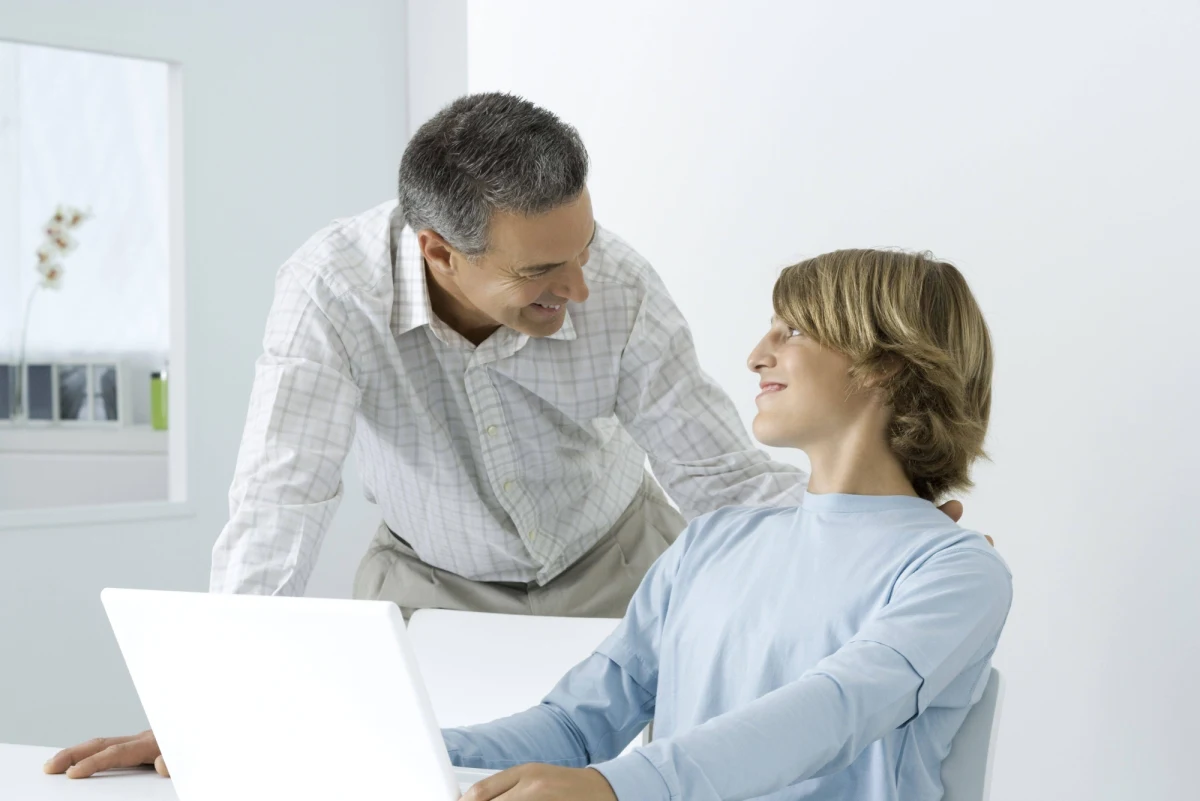 Brytyjczycy zmierzyli niechęć zbuntowanych nastolatków do ojca. Prawie 7 metrów - to odległość, na jaką, średnio, brytyjscy nastolatkowie odsuwają się od swych ojców w miejscach publicznych. 