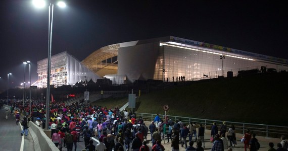 Mecz otwarcia piłkarskich mistrzostw świata Brazylia - Chorwacja obejrzy o niemal 7 tysięcy widzów mniej niż pierwotnie zakładała FIFA. Według brazylijskich mediów, wstęp na stadion Itaquerao zostanie ograniczony z powodu opóźnień w budowie. Wciąż nie oddano do użytku prowizorycznej trybuny północnej.
