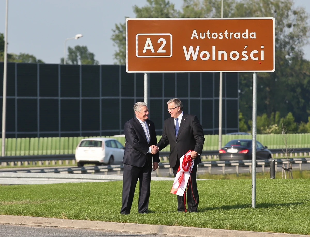 ​W 19 miejscach przy autostradzie A2 staną tablice informujące, że od 4 czerwca to Autostrada Wolności. Taką nazwę na jubileusz 25-lecia wyborów z 1989 roku wymarzył sobie prezydent Bronisław Komorowski. Pierwszą tablicę przy A2 odsłonił razem z prezydentem RFN Joachimem Gauckiem. Jak ustalił reporter RMF FM Mariusz Piekarski, przez ustawienie tablic autostrada A2 prawnie stała się atrakcją turystyczną.