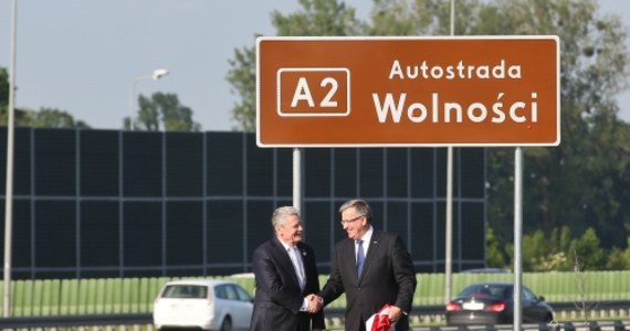 ​W 19 miejscach przy autostradzie A2 staną tablice informujące, że od 4 czerwca to Autostrada Wolności. Taką nazwę na jubileusz 25-lecia wyborów z 1989 roku wymarzył sobie prezydent Bronisław Komorowski. Pierwszą tablicę przy A2 odsłonił razem z prezydentem RFN Joachimem Gauckiem. Jak ustalił reporter RMF FM Mariusz Piekarski, przez ustawienie tablic autostrada A2 prawnie stała się atrakcją turystyczną.