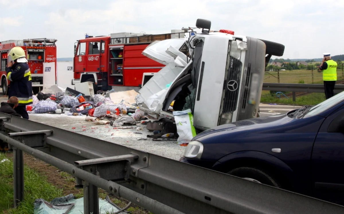 Policjanci poszukują świadków wczorajszego tragicznego wypadku na autostradzie A4 pod Krapkowicami, w którym zginęło 7 osób, a 6 zostało rannych. Policja szuka przede wszystkim osób, które mają wideorejestratory w samochodach. Zapis z kamer może pomóc śledczym w ustaleniu tego, co działo się bezpośrednio przed katastrofą . 