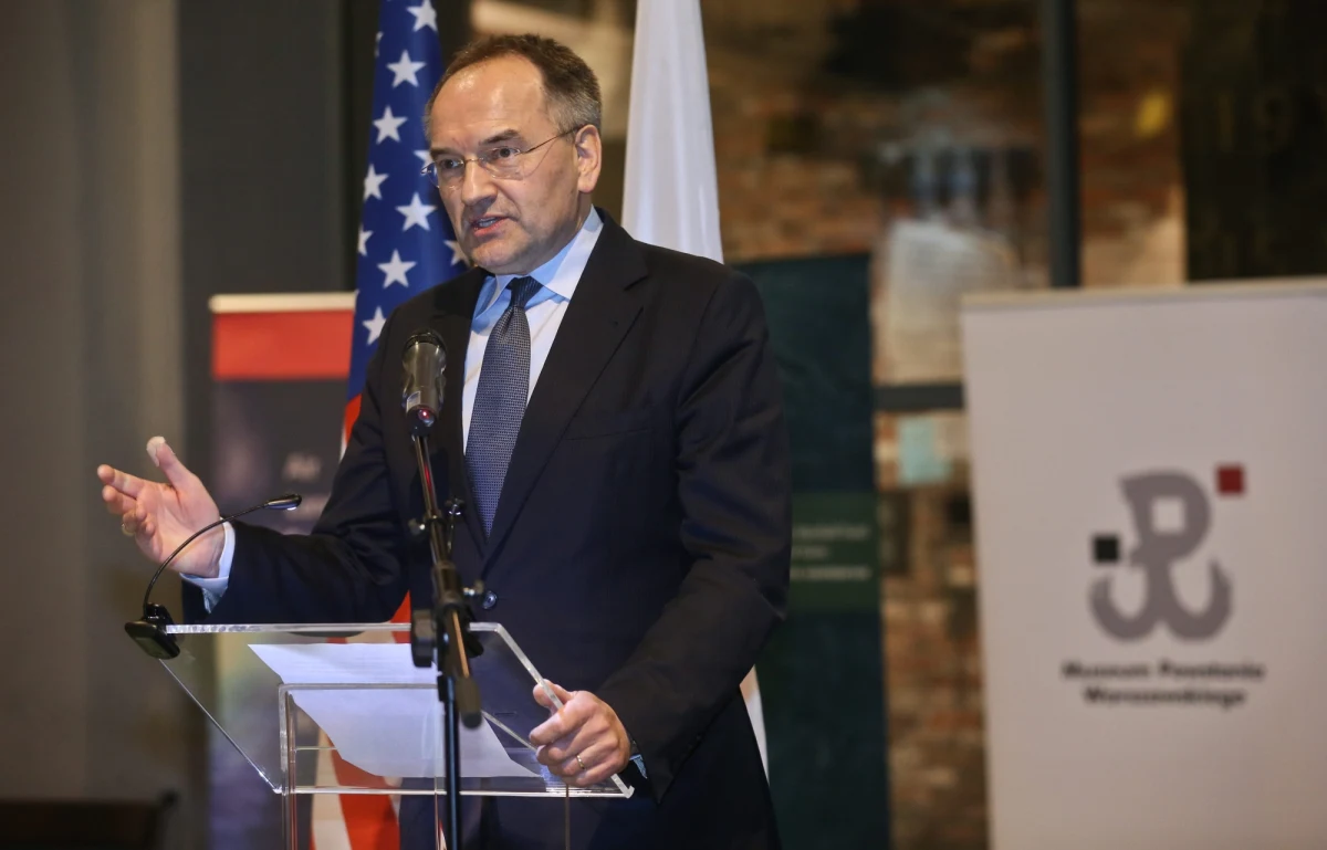 "Polska pokazała, że jest dobrym sojusznikiem, i teraz ma prawo oczekiwać odpowiedzi ze strony Stanów Zjednoczonych" - mówi po wizycie Baracka Obamy w Warszawie prof. Andrew Michta z Centrum Europejskich Analiz Politycznych w Waszyngtonie, Gość Krzysztofa Ziemca w RMF FM. Podkreśla, że nie była to pierwsza wizyta amerykańskiego przywódcy. "Polska nie jest wielkim mocarstwem, ale w ciągu ostatnich 3 lat miała dwie wizyty prezydenta USA - to symbolika dużej rangi" - twierdzi. Dodaje, że nasz kraj jest jednym z niewielu w Europie, które poważnie traktują obronność: "Polski plan modernizacyjny armii jest wyjątkowy w porównaniu z tym, co dzieje się nawet w największych krajach Europy". Pytany o wydarzenia na Ukrainie, ocenia: "nie można mówić o nowej zimnej wojnie. Można mówić raczej o zachowaniu w rodzaju XVIII-wiecznego imperium, które chce odbudować sferę specjalnych prerogatyw i wpływów".