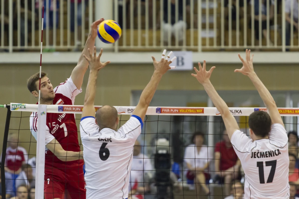 ​Polscy siatkarze nie sprawili w piątek kolejnej niespodzianki w Lidze Światowej. Przegrali w Bari z niepokonanymi w 25. edycji Włochami 1:3.