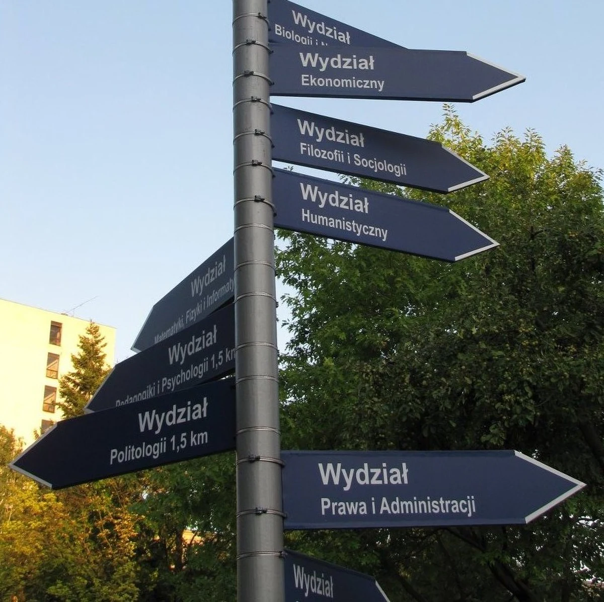 Od 85 do 150 złotych - w tych granicach, zależnie od kierunku, wahać się będą w nowym roku akademickim opłaty rekrutacyjne na państwowe uczelnie. Najwięcej trzeba będzie zapłacić za egzamin sprawdzający zdolności artystyczne, np. przy zdawaniu na architekturę.