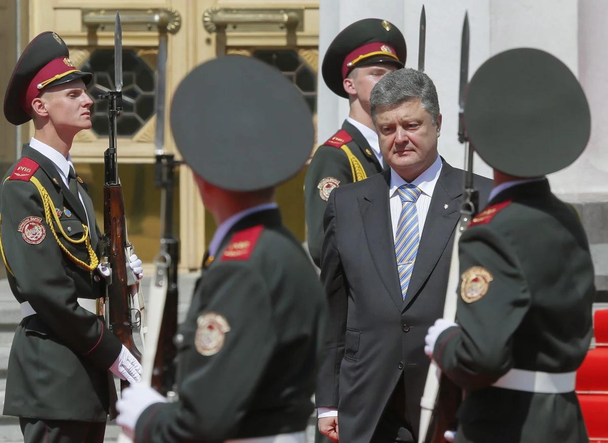 ​Incydent w czasie zaprzysiężenia Petra Poroszenki na prezydenta Ukrainy. Jeden z żołnierzy oddziału reprezentacyjnego zemdlał, gdy mijał go nowo wybrany szef państwa, wchodzący do siedziby parlamentu.