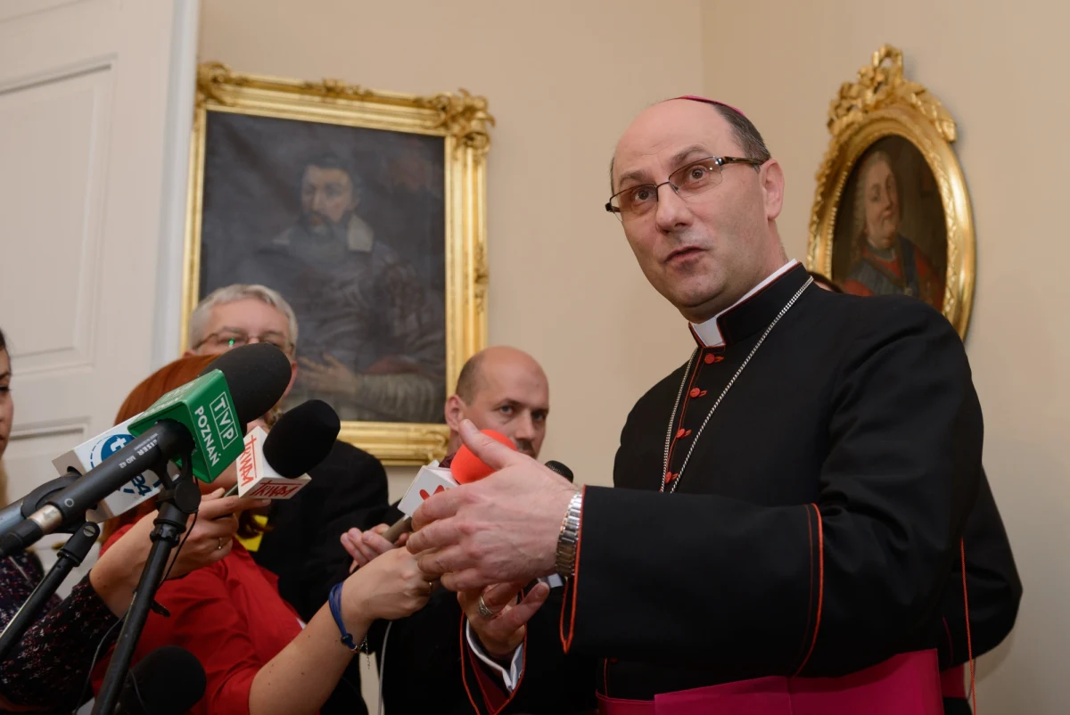 Abp Wojciech Polak przejął podczas mszy św. w Gnieźnie urząd prymasa i rządy nad powierzoną mu archidiecezją gnieźnieńską. Błogosławieństwa nowemu metropolicie udzielił prymas-senior abp Józef Kowalczyk.  
