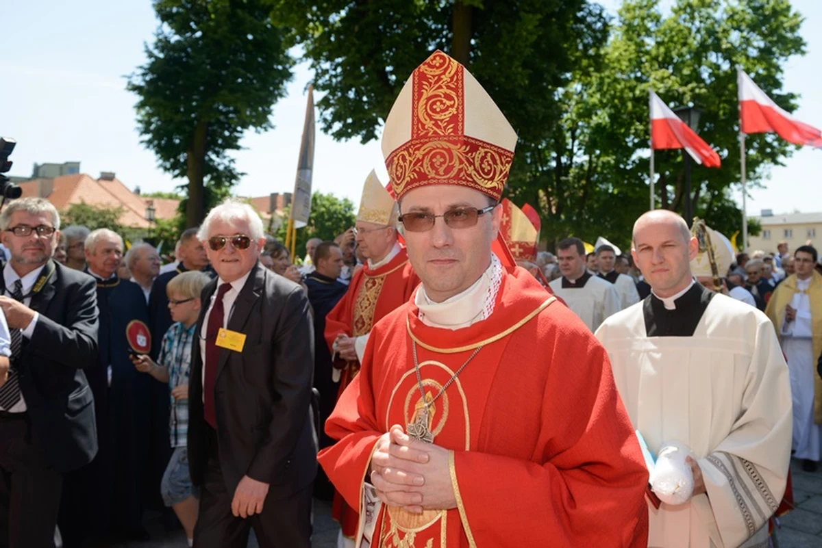 Abp Wojciech Polak przejął w sobotę podczas mszy św. w Gnieźnie urząd prymasa i rządy nad powierzoną mu archidiecezją gnieźnieńską.