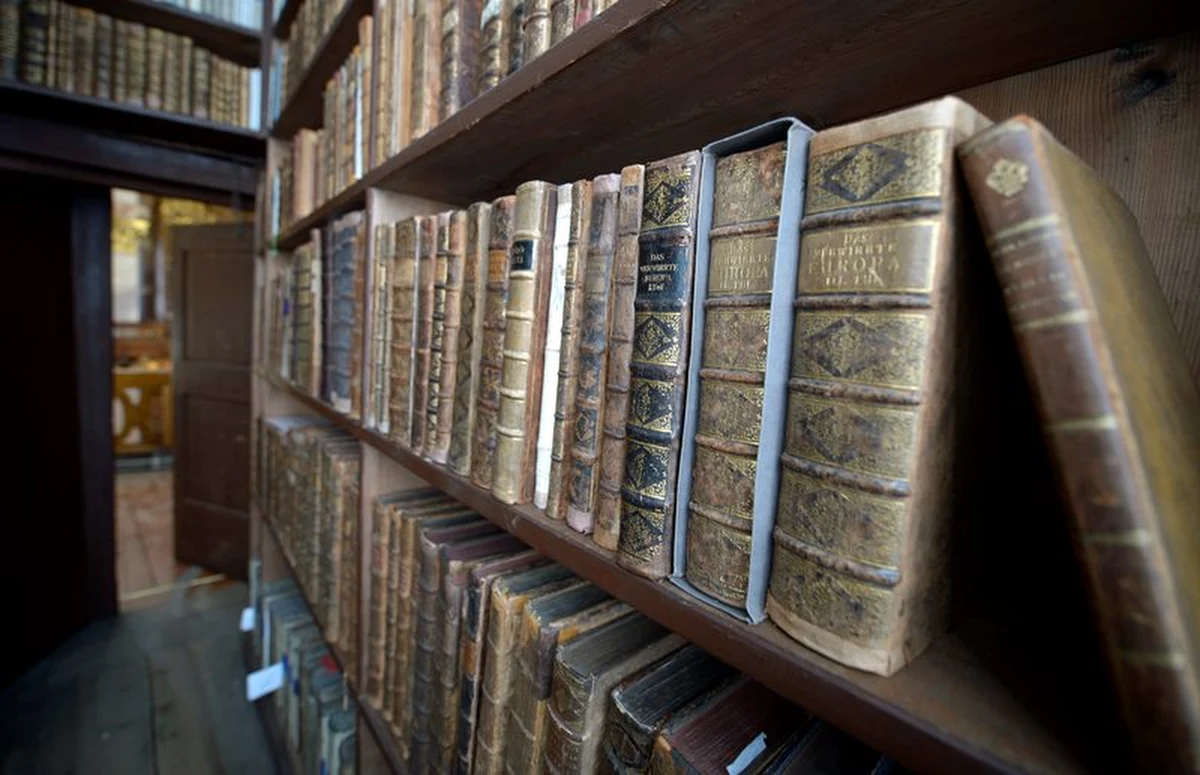 Naukowcy z Uniwersytetu Harvarda potwierdzili, że jedna z książek znajdująca się w uniwersyteckim zbiorze jest oprawiona w ludzką skórę. Po wnikliwych badaniach badacze uznali, że skóra ta została zdjęta z pleców kobiety chorej chorej, która zmarła na zawał. 