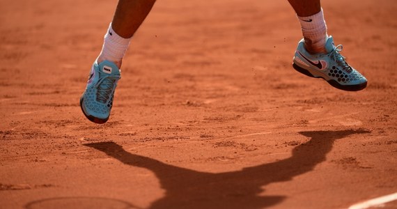 W rozpoczynającym się o godz. 15 finale wielkoszlemowego turnieju tenisowego na kortach im. Rolanda Garrosa Rafael Nadal zmierzy się z Serbem Novakiem Djokovicem. Hiszpan ma szansę wygrać paryską imprezę dziewiąty raz, a jego przeciwnik - po raz pierwszy.