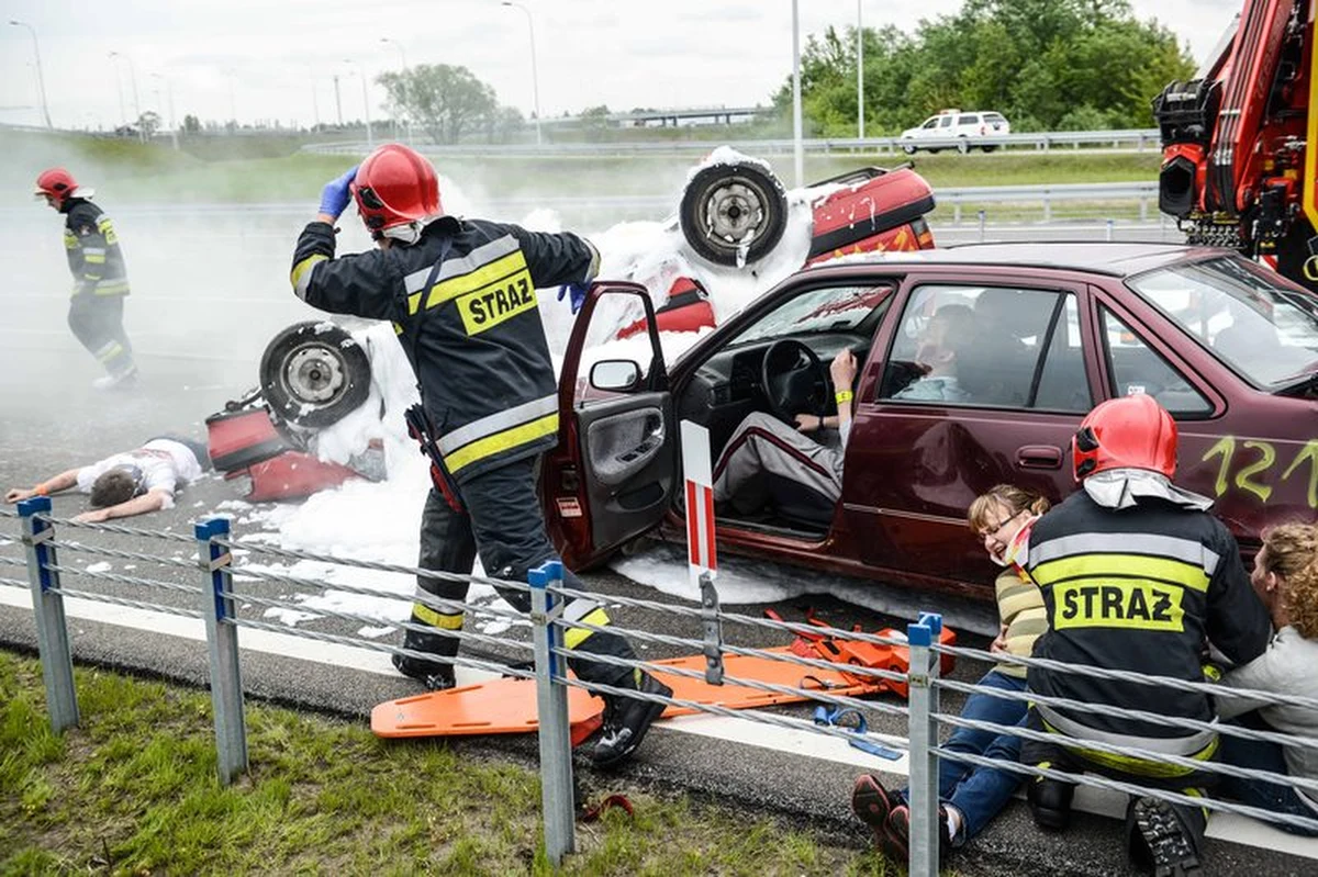 Pisanie SMS-ów w trakcie prowadzenia samochodu zwalnia reakcje kierowcy bardziej niż picie alkoholu czy używanie narkotyków. Naukowcy dowiedli, że osoba za kierownicą podejmuje decyzje aż o 35 proc. wolniej niż ktoś, kto skupia się tylko na jeździe. 