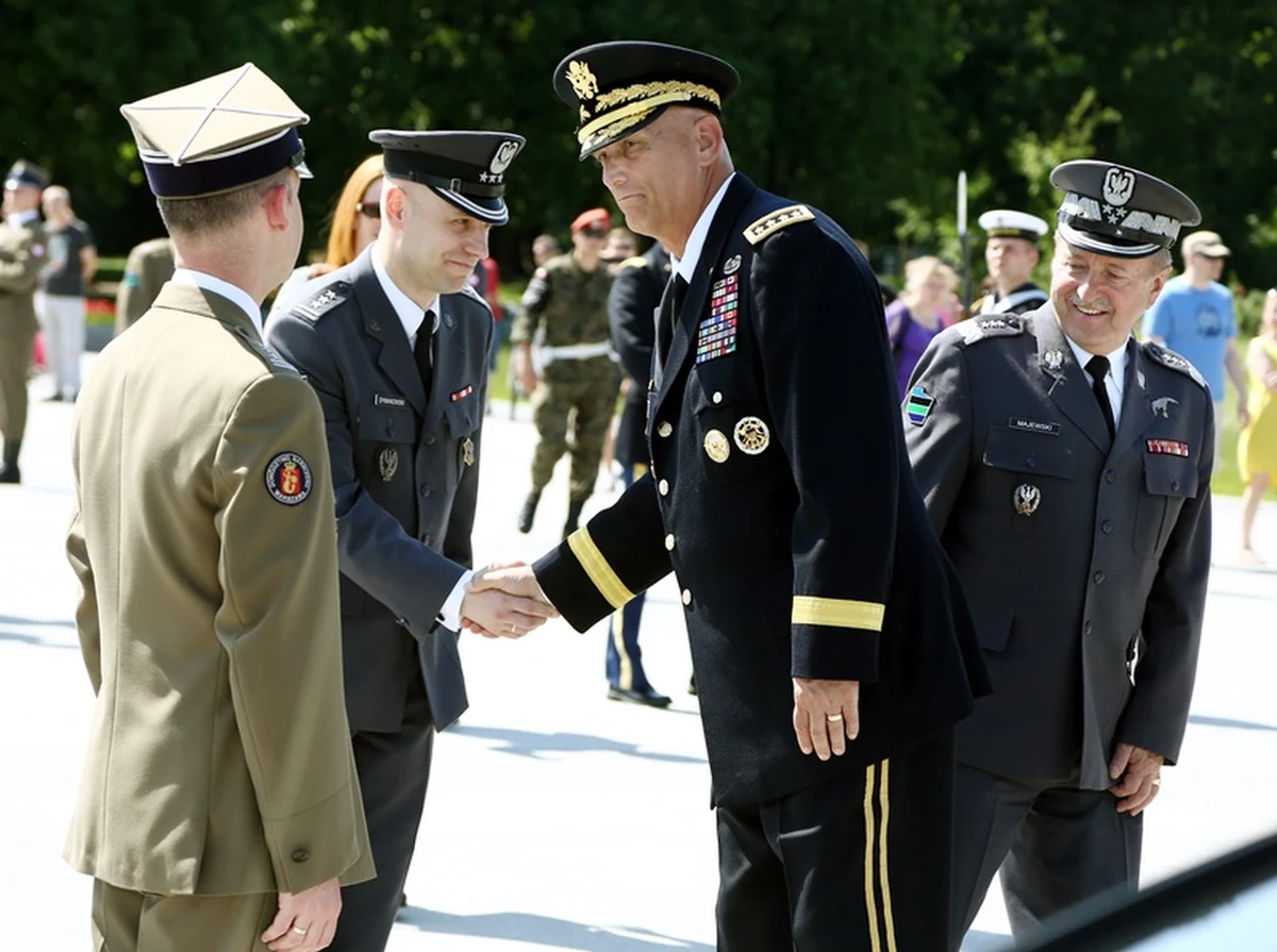 Szef sztabu amerykańskich wojsk lądowych gen. Raymond Odierno przyleciał do Warszawy rozpoczynając dwudniową wizytę w Polsce. Jej głównym celem są rozmowy na temat nowych możliwości polsko-amerykańskiej współpracy szkoleniowej.