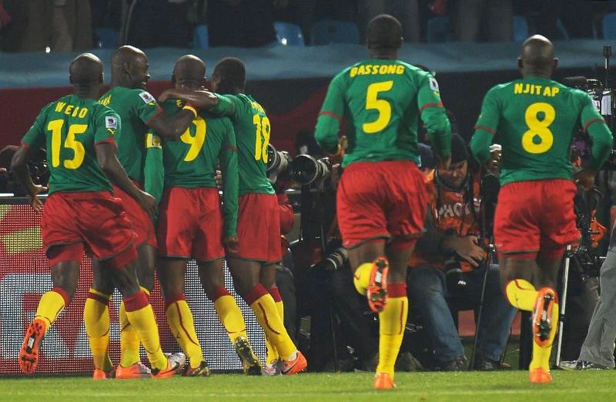 Kameruńscy piłkarze odmówili w niedzielę wejścia na pokład samolotu, którym mieli polecieć do Brazylii na rozpoczynające się 12 czerwca mistrzostwa świata. Zawodnicy uważają, że zaoferowano im zbyt niskie premie za występ na mundialu. 