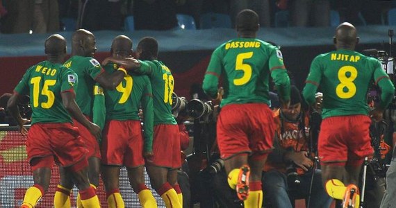 Kameruńscy piłkarze odmówili w niedzielę wejścia na pokład samolotu, którym mieli polecieć do Brazylii na rozpoczynające się 12 czerwca mistrzostwa świata. Zawodnicy uważają, że zaoferowano im zbyt niskie premie za występ na mundialu. 