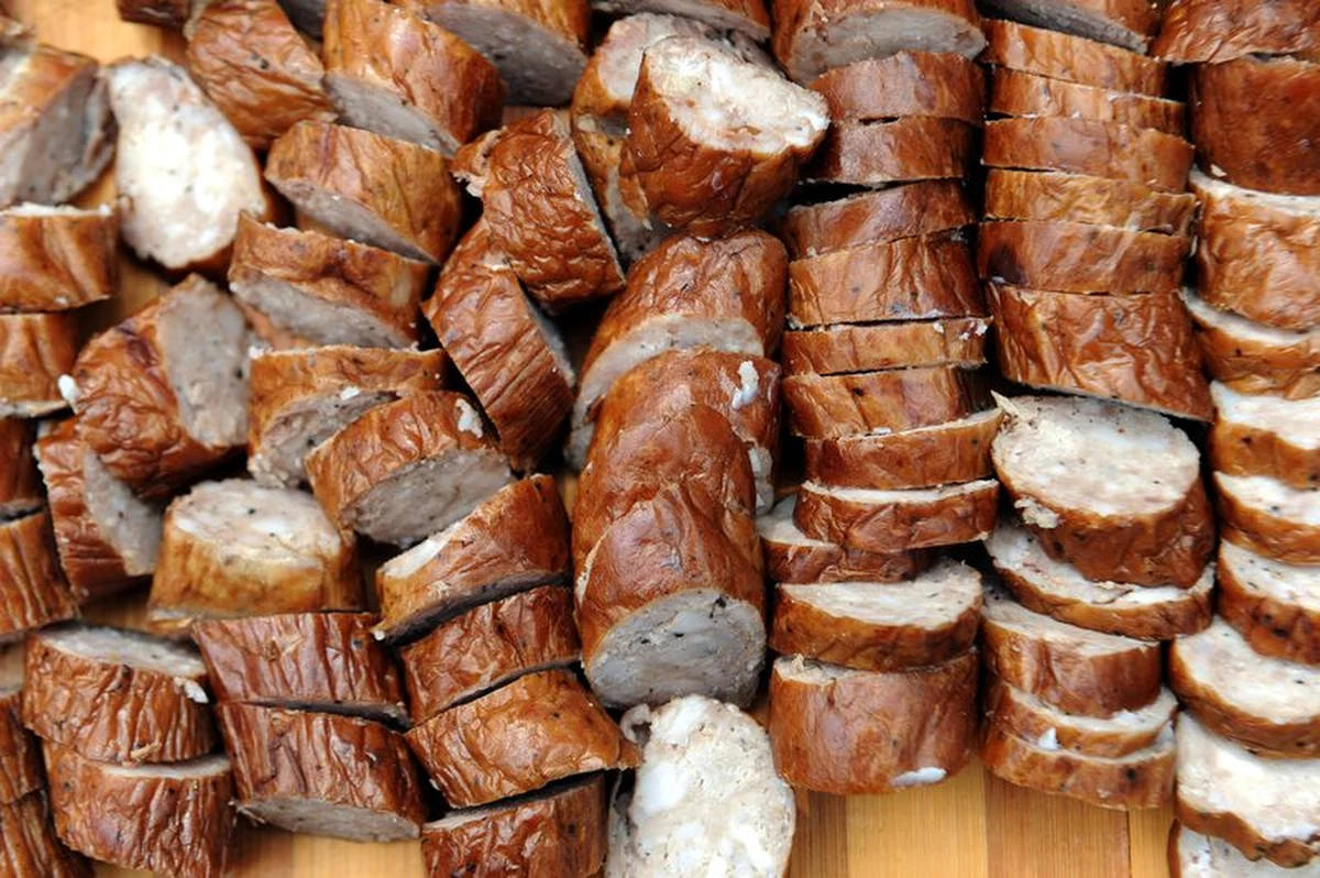 ​Pierwszego lipca będzie wstępna decyzja Unii Europejskiej w sprawie polskich wędzonych wędlin, które zawierają większe stężenie szkodliwych substancji smolistych. Od września wchodzą nowe, unijne przepisy obniżające dopuszczalne normy tych substancji. 