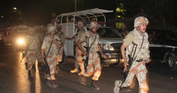 Pakistańska armia poinformowała, że odzyskała całkowitą kontrolę nad lotniskiem w Karaczi. Wczoraj wieczorem napastnicy zaatakowali budynek byłego terminalu. Teraz są w nim biura i hangary. W ataku zginęły 23 osoby, w tym 10 napastników.