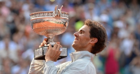 Gazety z całego świata są pod wrażeniem Rafaela Nadala, który po raz dziewiąty wygrał wielkoszlemowy turniej na kortach im. Rolanda Garrosa. Imprezę na część hiszpańskiego tenisisty nazwano "Nadal Garros" i podkreśla się, że tenisista nie ma sobie równych na korcie. 