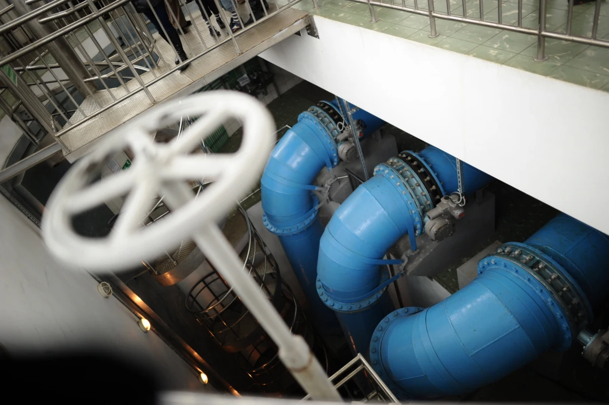 ​Mieszkańcy małopolskiej miejscowości Tropie pod Nowym Sączem oskarżają władze gminy o brak informacji o skażonym bakterią coli wodociągu. Ostrzeżenie pojawiło się dopiero w weekend, czyli 3 tygodnie po ulewach, które mogły zanieczyścić wodę. Władze gminy twierdzą jednak, że ujęcie zostało skażone kilka dni temu i to celowo. Wodociąg został zamknięty. Sprawa może trafić do prokuratury.