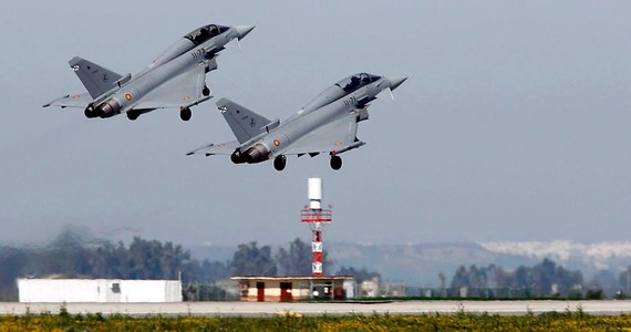 Myśliwiec Eurofighter hiszpańskich sił powietrznych rozbił się w wojskowej bazie lotniczej Moron de la Frontera koło Sewilli na południu Hiszpanii. Jak poinformowało ministerstwo obrony w Madrycie, pilot nie przeżył katastrofy.