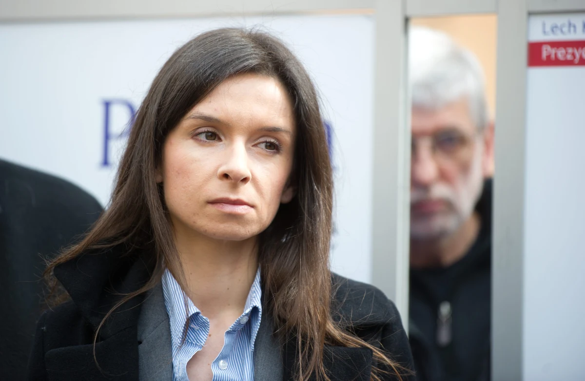 "W moim domu padają pytania o to, co było przyczyną katastrofy, o dowody które znamy" - mówi w rozmowie z TVP Info, Marta Kaczyńska. "Ja się staram jak najmniej rozmawiać o tym, co się wydarzyło 10 kwietnia. Ewa staje się coraz dojrzalszą dziewczynką, sama zadaje pytania, ma 11 lat. Odpowiadam jej to, co jestem w stanie, to co wiem. Wiem to, co wszyscy, którzy interesują się okolicznościami tej katastrofy" - dodaje córka tragicznie zmarłej pary prezydenckiej. 