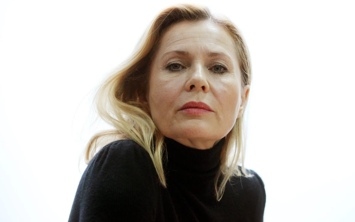 "Nie dopuszczam myśli, by pójść pod nóż. Nie znam się na operacjach plastycznych, ale tutaj przecież chodzi o prawdę, o wnętrze, o duszę, o emocje wyrażane twarzą" - mówi "Faktowi" Grażyna Szapołowska. Aktorka podkreśla, że kobiety, które tak jak ona występują na scenie i w filmach w ogóle nie powinny korzystać z usług chirurgów plastycznych. 