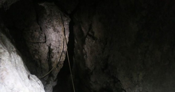 Ponad 200 osób od kilkunastu godzin bierze udział w akcji ratunkowej w najgłębszej niemieckiej jaskini Riesending w pobliżu miasta Berchtesgaden w Alpach Bawarskich. 52-letni speleolog został tam uwięziony w labiryncie na głębokości 1000 metrów. Mężczyzna jest ranny.