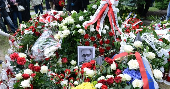 Kwatera na Wojskowych Powązkach, w której znajduje się grób generała Wojciecha Jaruzelskiego, jest nieustannie monitorowana. Jak pisze „Rzeczpospolita” kamera została zamontowana tam dzień przed pogrzebem Jaruzelskiego. Na cmentarzu są też regularnie patrole policji.  