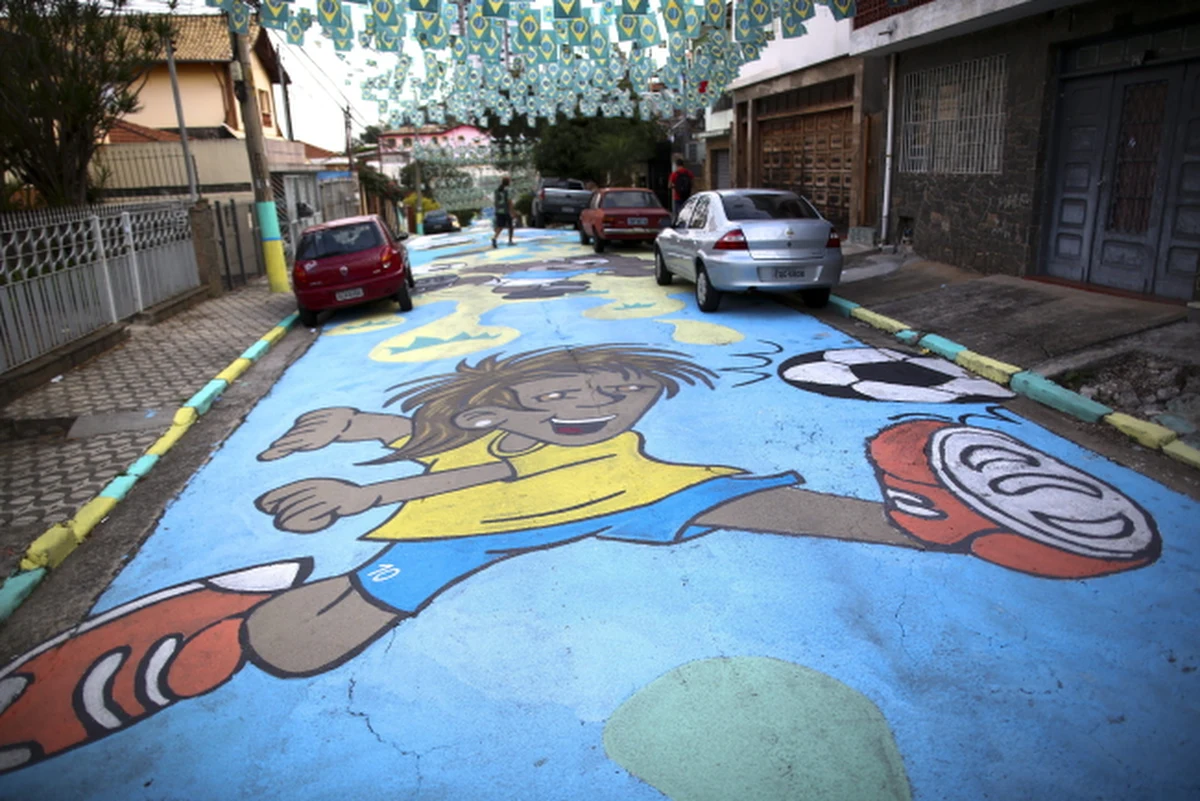 "Podczas otwarcia mundialu ludzie będą mieli dzień wolny od pracy. Po pierwsze dlatego, że gra Brazylia, a po drugie mogą pojawić się problemy logistyczne" - mówi Marek Zarzycki z Sao Paulo w rozmowie z Patrykiem Serwańskim z redakcji sportowej RMF FM. Polak mieszkający w Brazylii opowiada o atmosferze w Brazylii tuż przed rozpoczęciem mundialu. Mówi o bezpieczeństwie, protestach ale i oczekiwaniach brazylijskich kibiców.