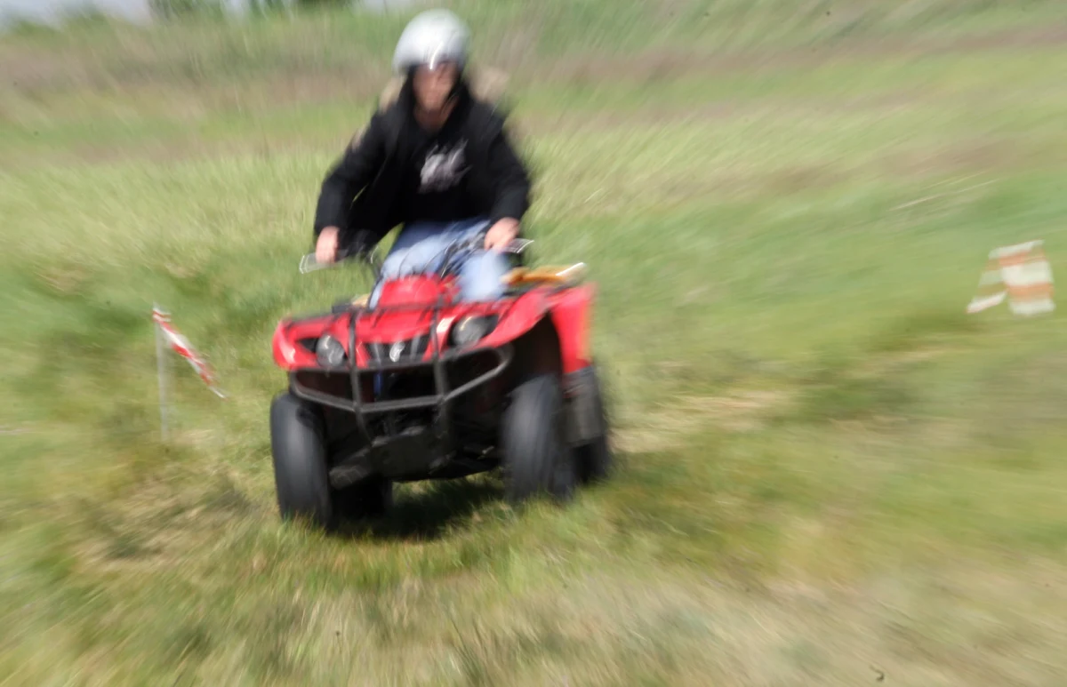 Sześciokrotna mistrzyni olimpijska w pływaniu Amy Van Dyken złamała kręgosłup w wypadku na quadzie. Sparaliżowana 41-letnia Amerykanka przeszła już operację w szpitalu w Scottsdale. Rzeczniczka prasowa szpitala Alice Giedraitis nie chciała podać szczegółów dotyczących obecnej sytuacji byłej pływaczki. Zapewniła tylko, że jej stan jest dobry.