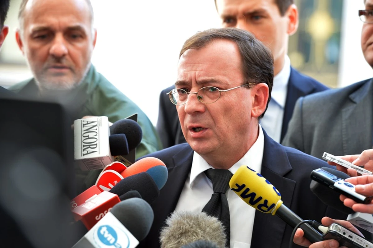 "Mariusz Kamiński wcześniej czy później stanie przed sądem" - powiedział poseł PO Stefan Niesiołowski, po tym gdy Sejm nie zgodził się na uchylenie immunitetu b. szefowi CBA, obecnie posłowi PiS. "Żałuję, że Mariusz Kamiński zachowuje immunitet" - powiedział natomiast poseł SLD Stanisław Wziątek.