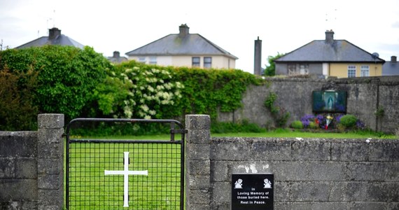 Powstała komisja śledcza do zbadania katolickich domów dla młodych matek i losu potomstwa tych kobiet - podał irlandzki rząd. Taką decyzję podjęto kilka dni po tym jak odkryto, że ok. 800 małych dzieci zostało pochowanych koło domu prowadzonego przez zakonnice w Tuam w latach 1925-61.