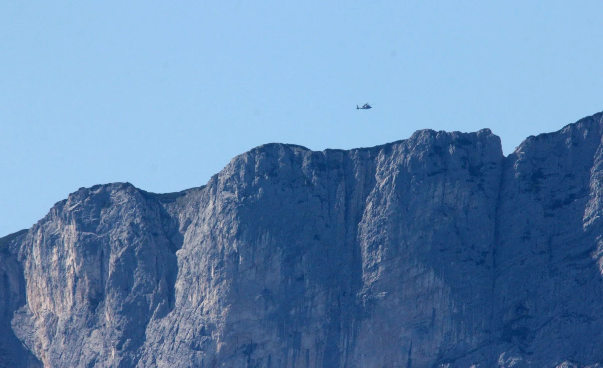 Ranny naukowiec uwięziony na głębokości 1000 metrów w jaskini Riesending w pobliżu miasta Berchtesgaden w Alpach Bawarskich jest w lepszym stanie niż początkowo przewidywano. Ratownikom udało się dotrzeć do 52-latka i z nim porozmawiać. Wyciąganie go na powierzchnię może potrwać nawet 5 dni. W akcji ratunkowej bierze udział 200 osób.