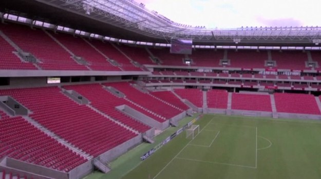 Położone w północno-wschodniej Brazylii Recife ma bogatą historię. Zostało założone przez Portugalczyków w pierwszej połowie XVI wieku. Niegdyś jego okolice były zagłębiem upraw trzciny cukrowej. Stadion w Recife – Arena Pernambuco – może pomieścić 42 583 widzów. Obiekt przeszedł już pierwszy sprawdzian - był jedną z aren Pucharu Konfederacji 2013. 