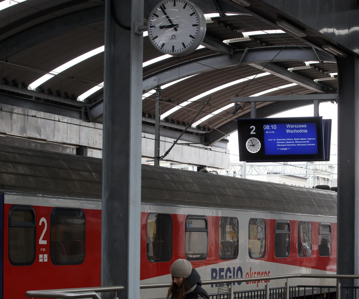 Katowicki sąd nie zgodził się na aresztowanie byłego prezesa Kolei Śląskich i jego zastępcy, podejrzanych o ustawianie przetargów i działanie na szkodę spółki. Obaj mogą wyjść na wolność po wpłaceniu 40 tysięcy złotych kaucji. Dziś jeszcze sąd wypowie się w sprawie aresztu dla prezesa firmy, która dostarczała Kolejom tabor.