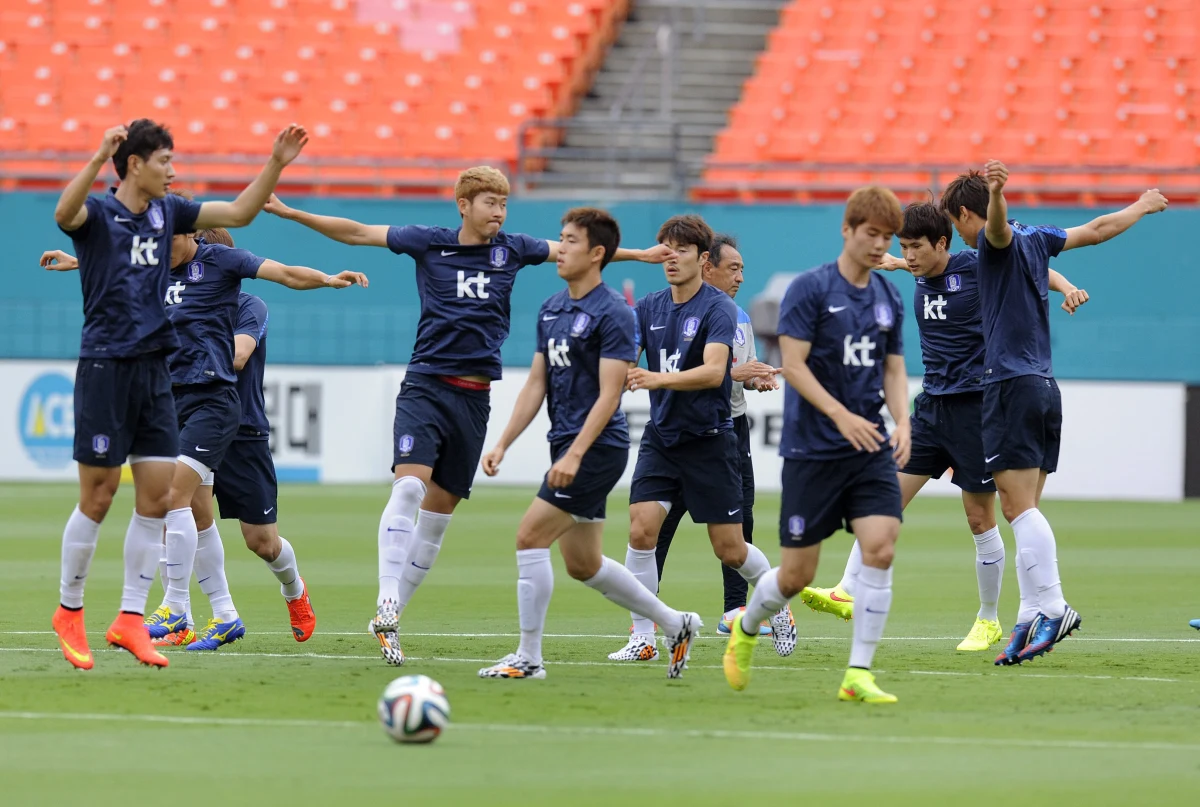 Korea Południowa przez lata kojarzyła się właściwie z jednym piłkarzem - Park Ji Sungiem, który grał w Manchesterze United. Dziś kibice nie mają zbyt dużej wiedzy o tej azjatyckiej reprezentacji, która najlepsze mistrzostwa rozegrała na własnych stadionach, dochodząc do półfinału. Do dziś mówi się o tym, że gospodarzy ciągnięto za uszy, by przechodzili do kolejnych rund. Dziś sukcesem Koreańczyków będzie już wyjście z grupy.