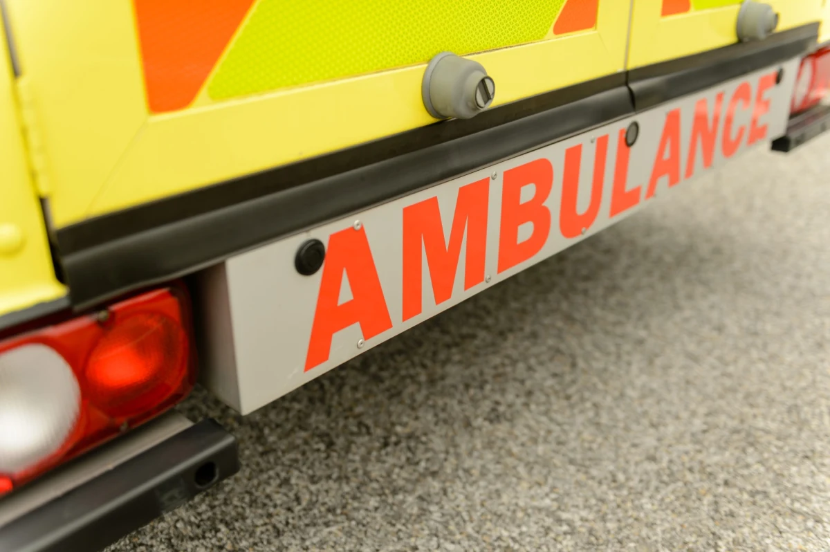 Karetka wioząca pacjenta do szpitala zatrzymała się, by zabrać autostopowiczów. Do incydentu doszło na południu Anglii. 