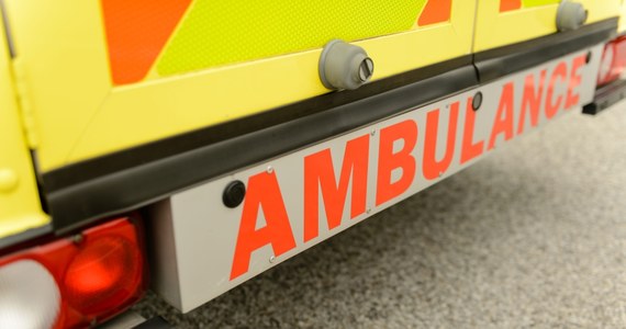 Karetka wioząca pacjenta do szpitala zatrzymała się, by zabrać autostopowiczów. Do incydentu doszło na południu Anglii. 