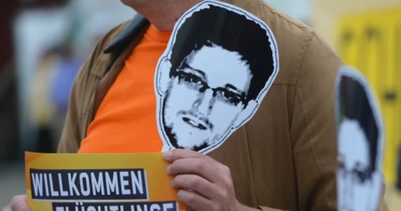Rosyjski adwokat Edwarda Snowdena sprzedał znanemu reżyserowi prawa do książki o swoim kliencie. Oliver Stone chce zrobić film oparty na historii byłego amerykańskiego pracownika specsłużb, który ścigany przez swoich rodaków, znalazł schronienie dopiero w Rosji. 